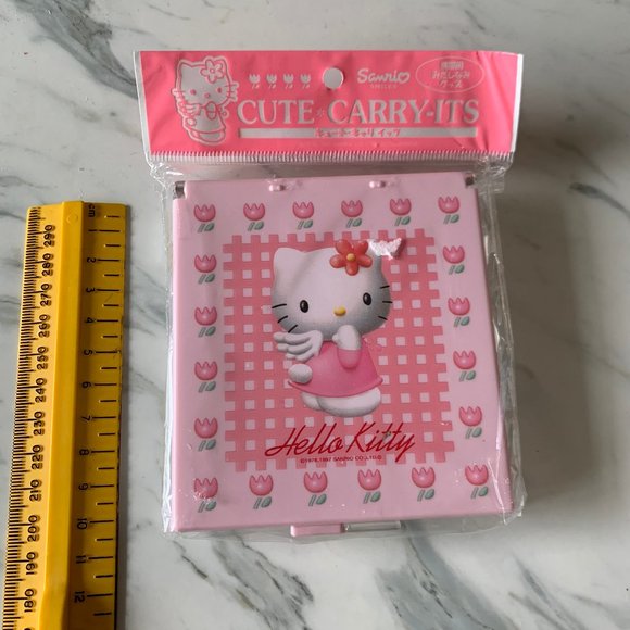 HELLO KITTY MIRROR ORGANIZER COMPACT CARRY - Picture 1 of 3